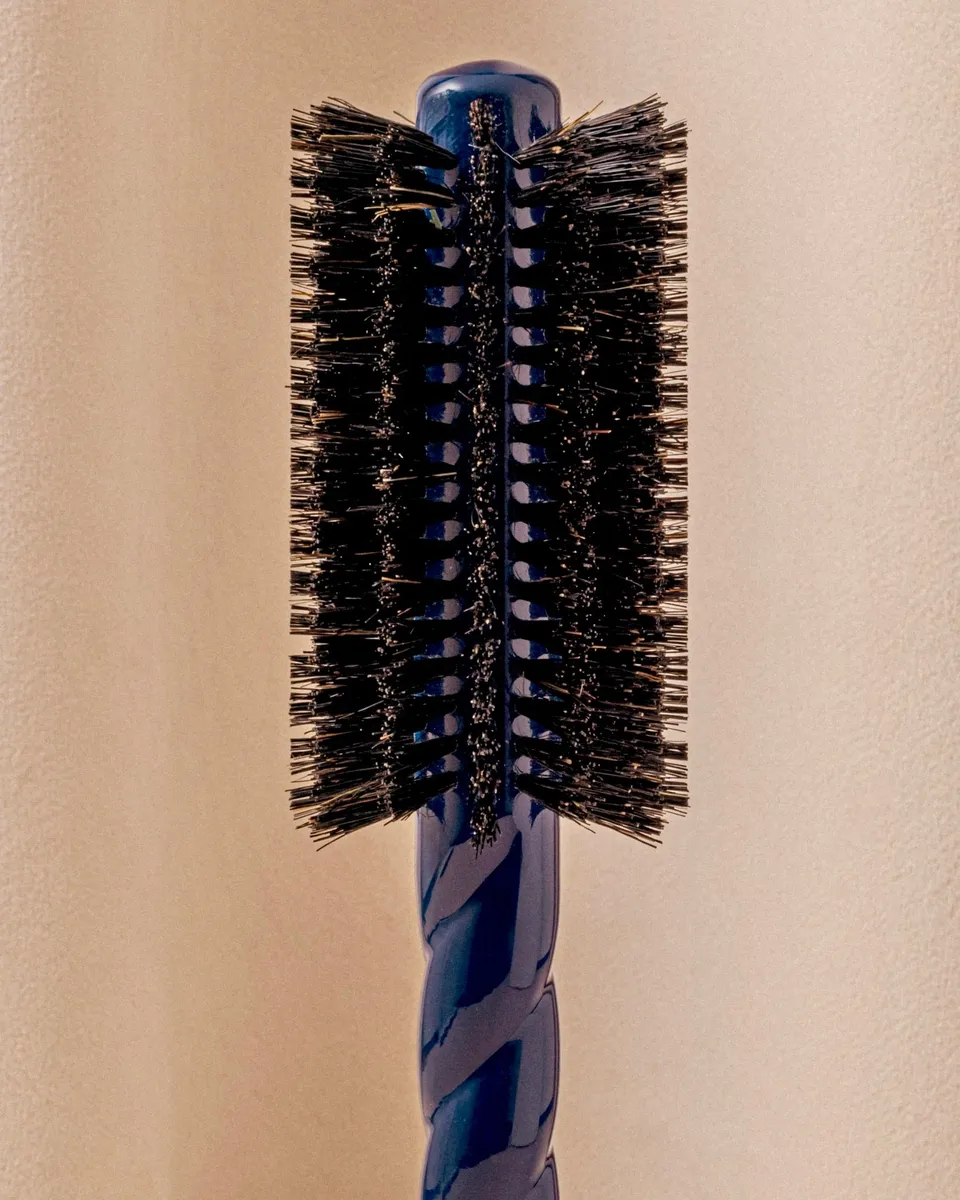 la-bonne-brosse-n-08-la-brosse-ronde-brushing-longueur-mouvement-bleu-myrtille image 1