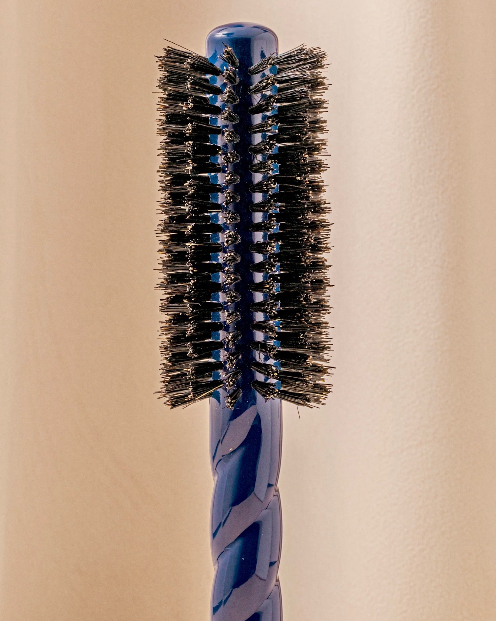 la-bonne-brosse-n-05-la-brosse-ronde-brushing-volume-style-bleu-myrtille image 1