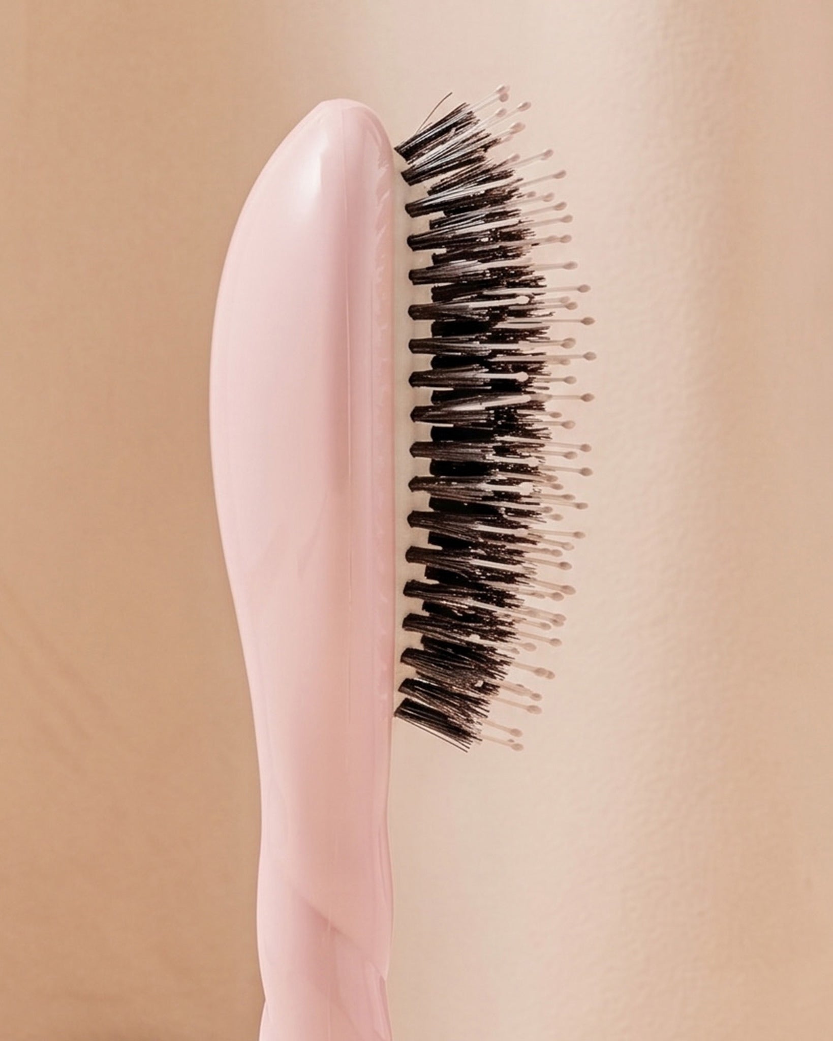 la-bonne-brosse-n-03-la-petite-brosse-cuir-chevelu-sensible-l-indispensable-douc-2 image 2