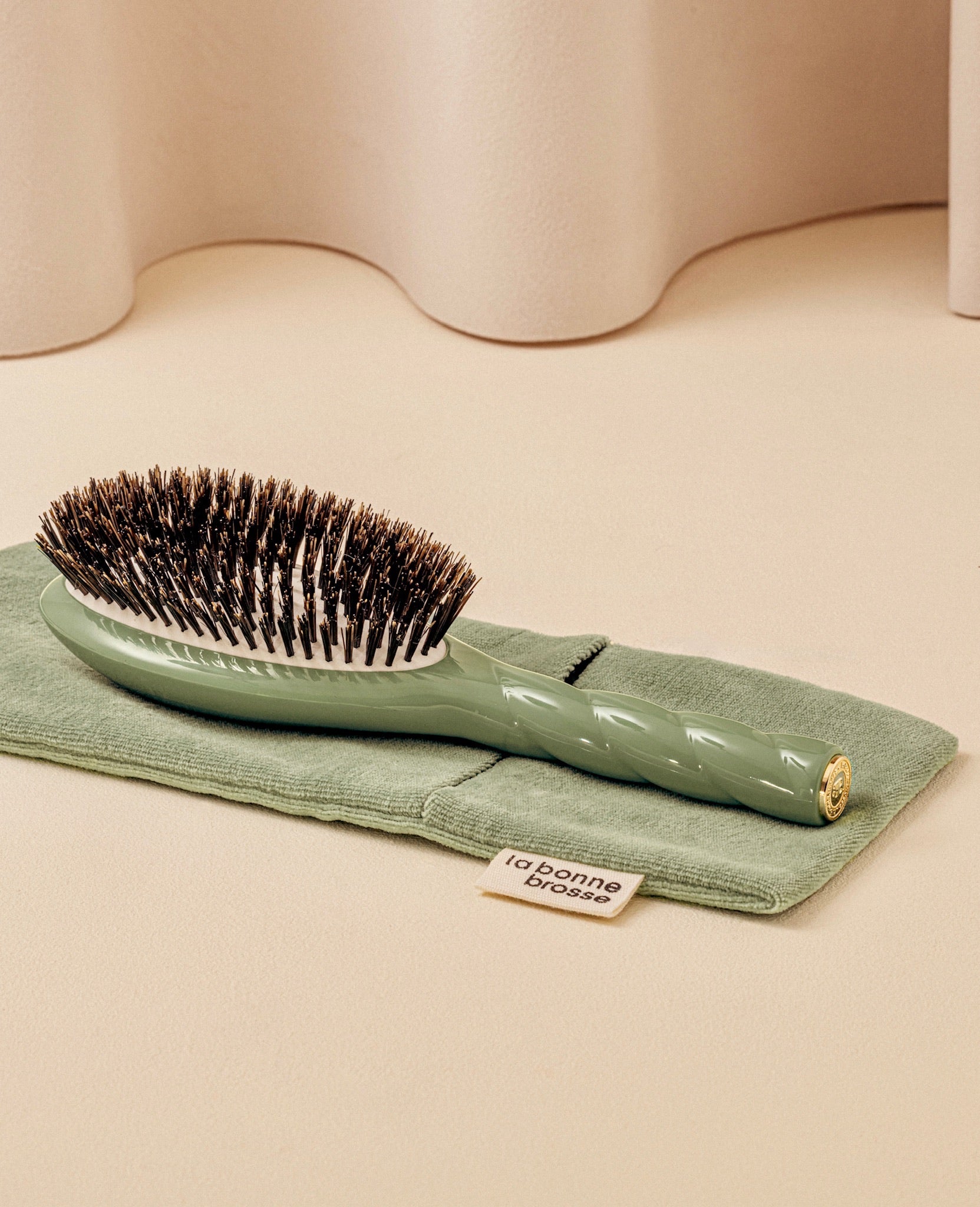 la-bonne-brosse-pochette-grande-brosse-vert-amande-velours-et-satin image 4