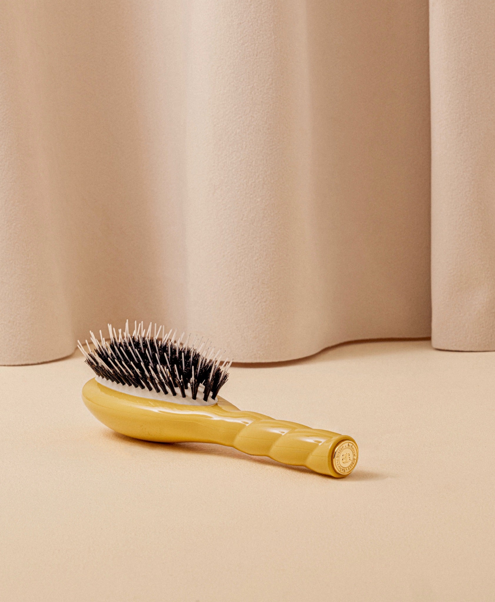 la-bonne-brosse-n-02-la-petite-brosse-d-m-lante-soin-l-indispensable-jaune-safra image 5