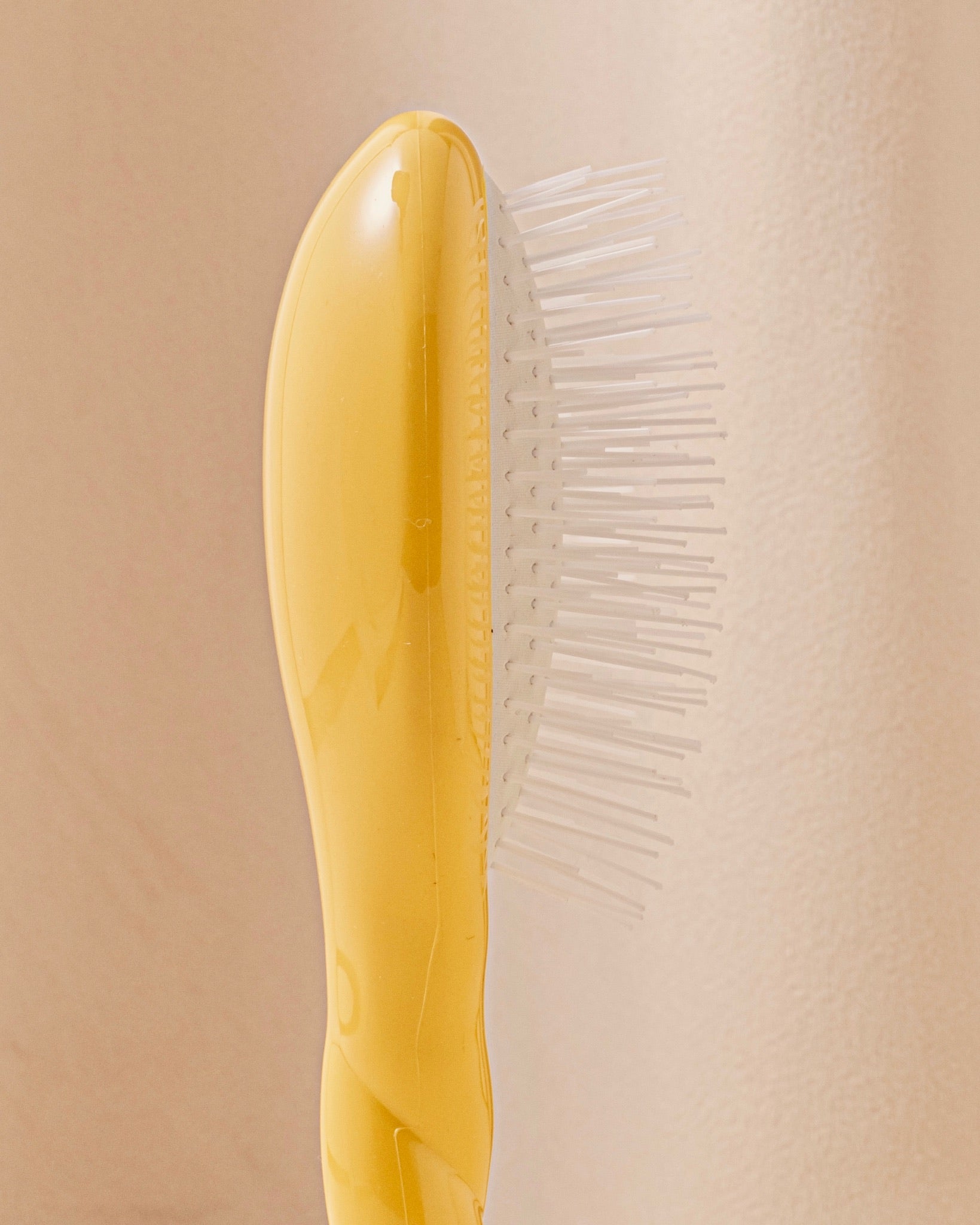 la-bonne-brosse-n-07-l-intense-petite-brosse-d-m-lante-stimulante-jaune-safran image 3
