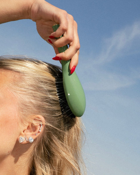 la-bonne-brosse-n-02-la-petite-brosse-d-m-lante-soin-l-indispensable-vert-amande image 2