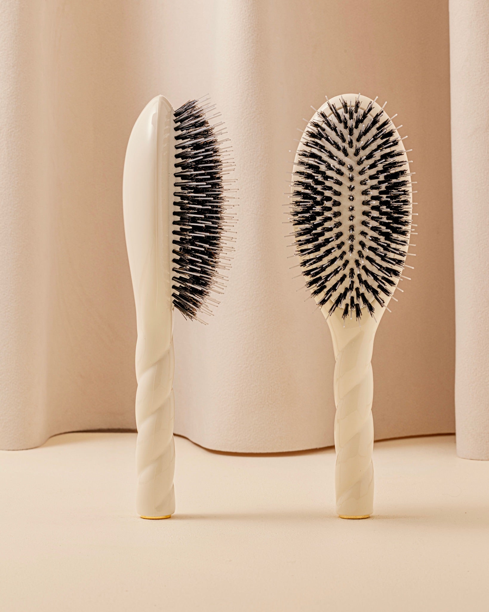la-bonne-brosse-n-02-la-brosse-d-m-lante-soin-l-indispensable-blanc-cr-me-21-cm image 1