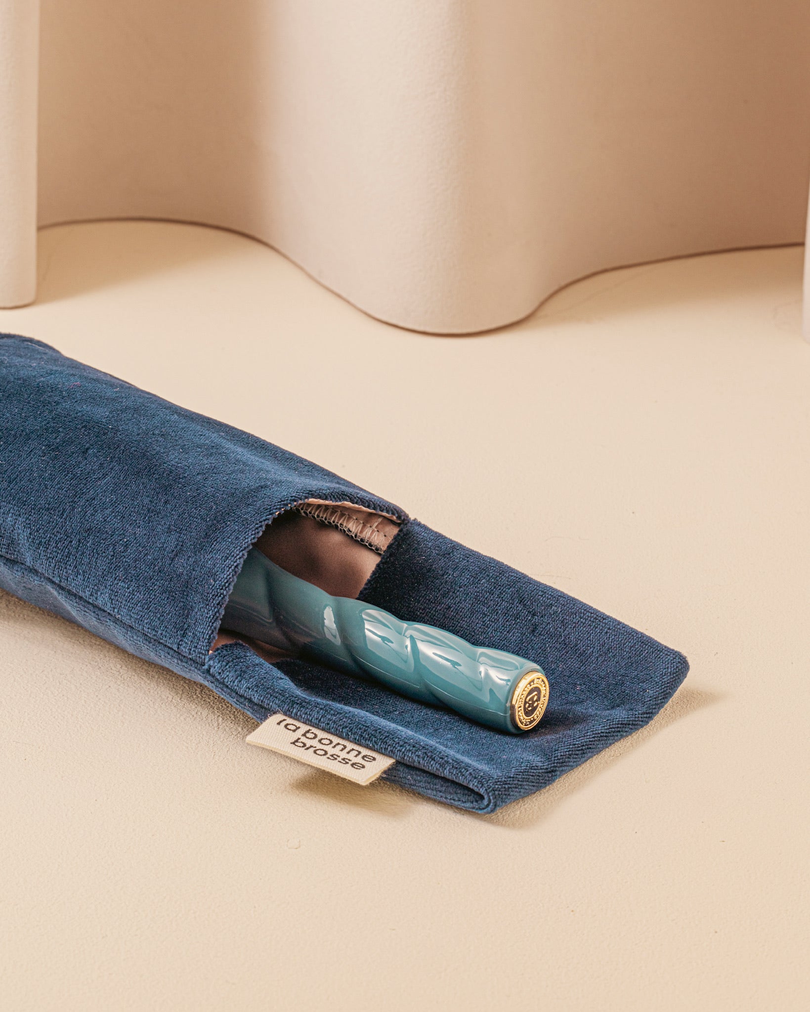 la-bonne-brosse-n-07-l-intense-brosse-d-m-lante-stimulante-grande-bleu-encre image 6