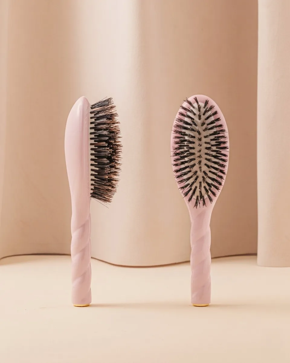 la-bonne-brosse-n-01-la-petite-brosse-brillance-soin-l-universelle-rose-lilas image 1