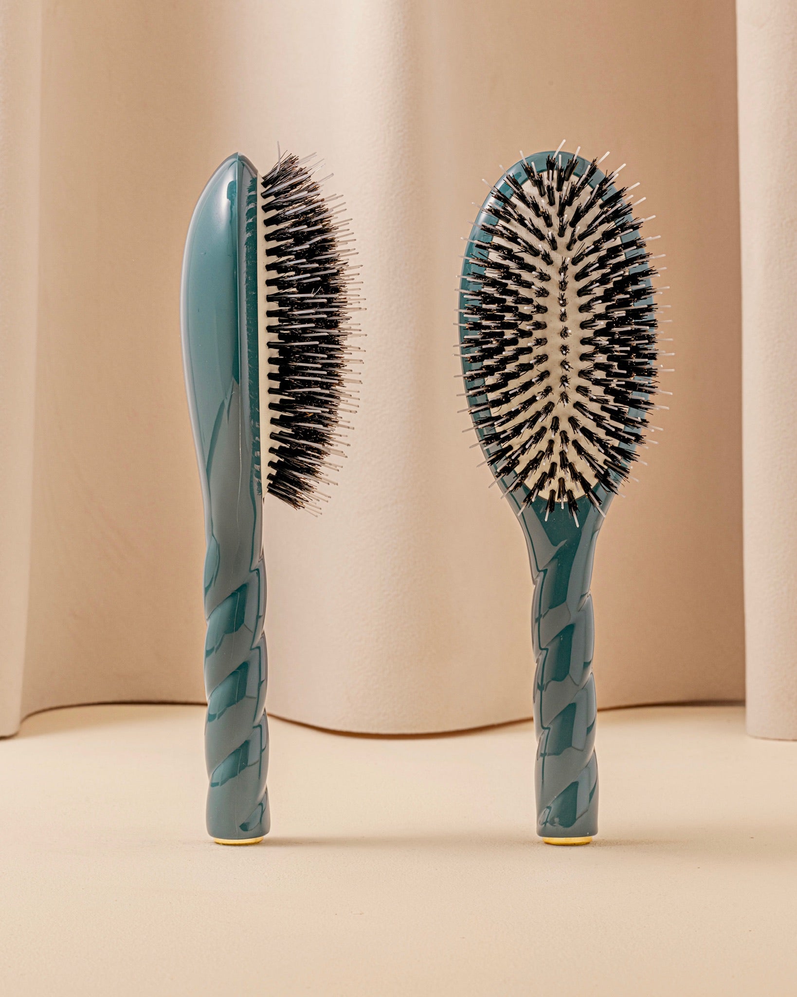 la-bonne-brosse-n-02-la-brosse-d-m-lante-soin-l-indispensable-bleu-encre-21-cm image 1