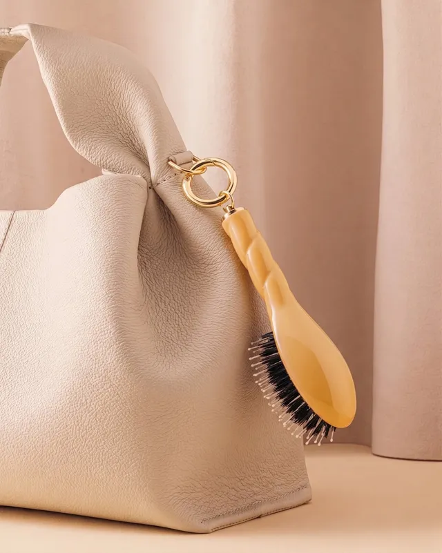 la-bonne-brosse-n-03-la-micro-brosse-cuir-chevelu-sensible-l-indispensable-douce image 1
