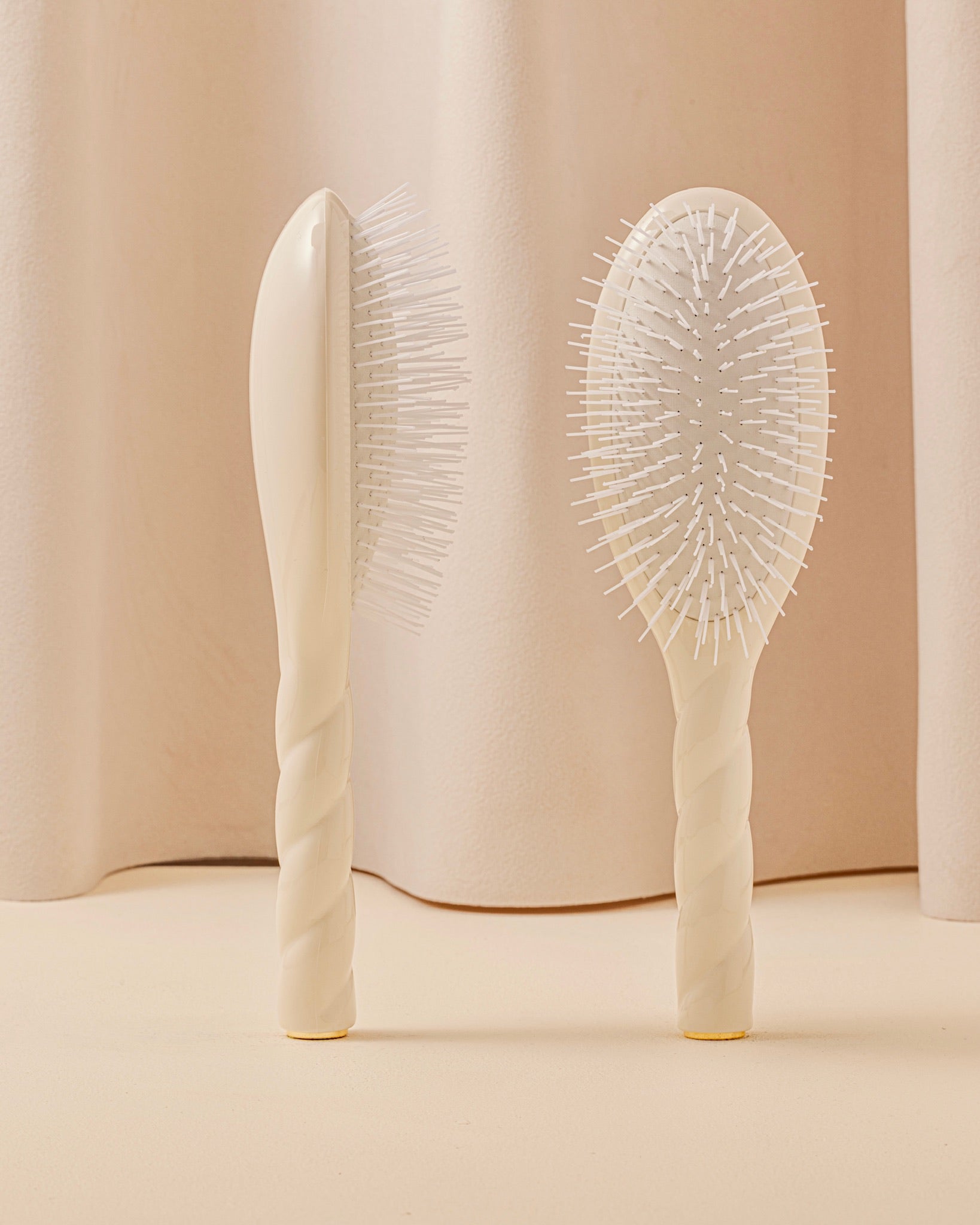 la-bonne-brosse-n-07-l-intense-brosse-d-m-lante-stimulante-blanc-cr-me image 1