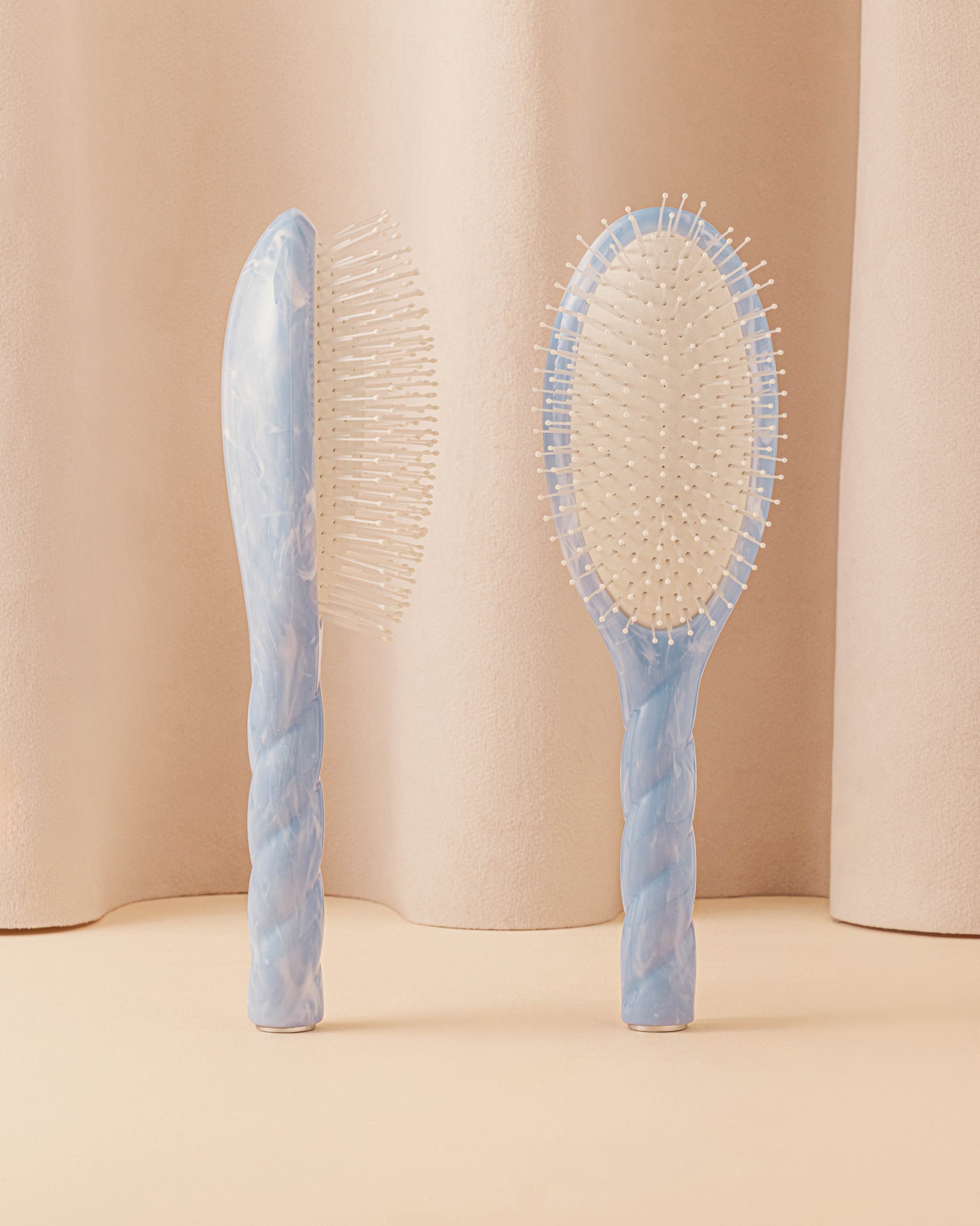 la-bonne-brosse-n-04-la-miracle-brosse-d-m-lante-massante-grande-roseanna-blue-s image 1