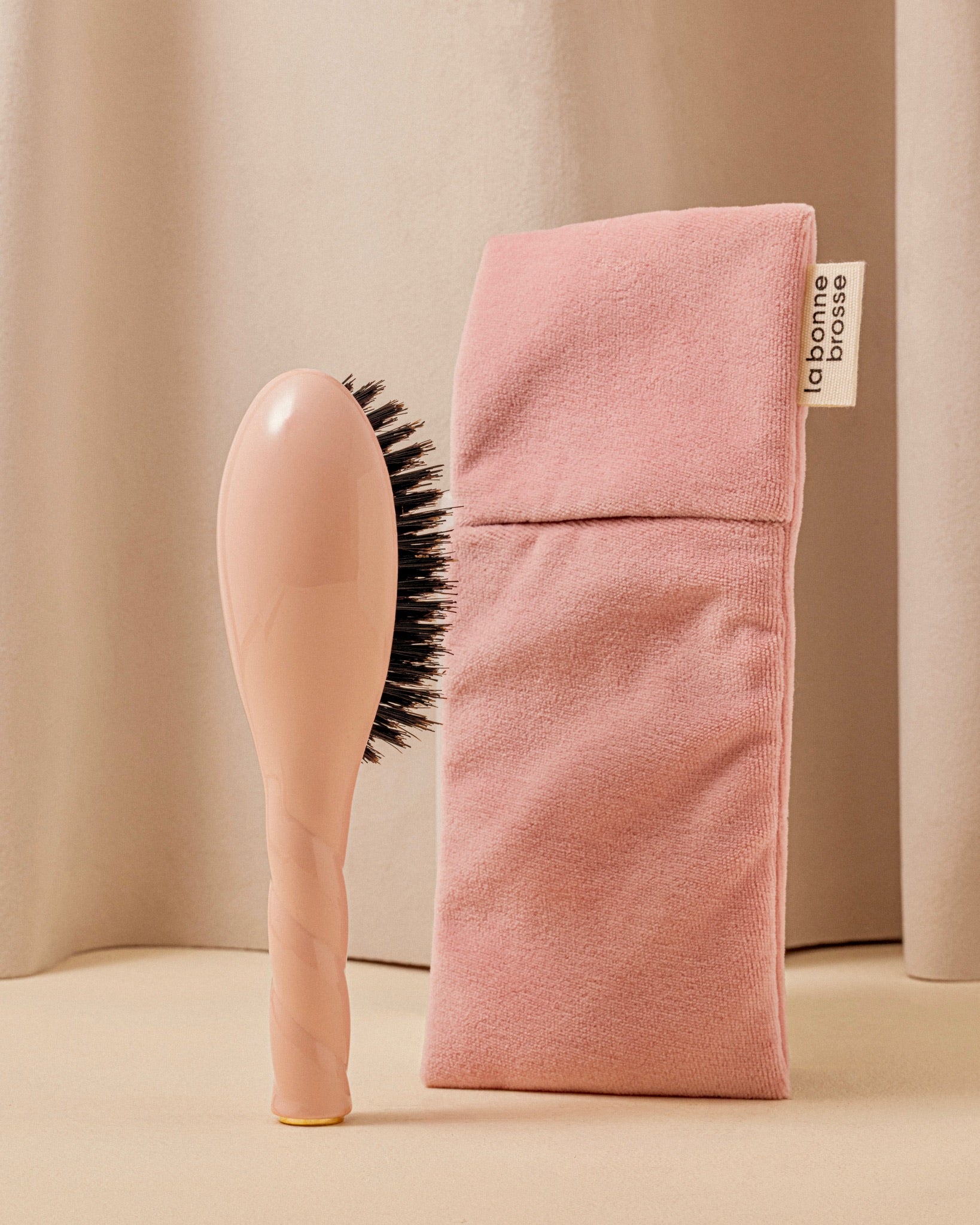 la-bonne-brosse-la-pochette-petite-brosse-pochette-velours-et-satin-rose-poudr image 2