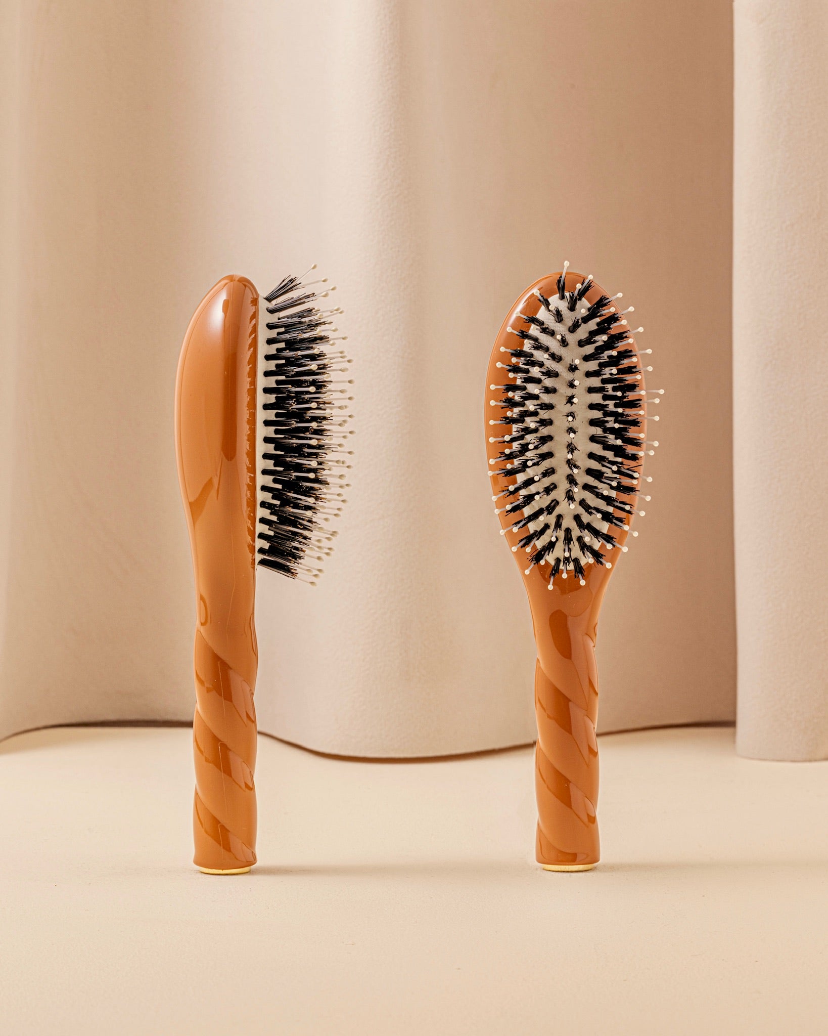 la-bonne-brosse-n-03-l-indispensable-douceur-petite-brosse-cuir-chevelu-sensible-3 image 1