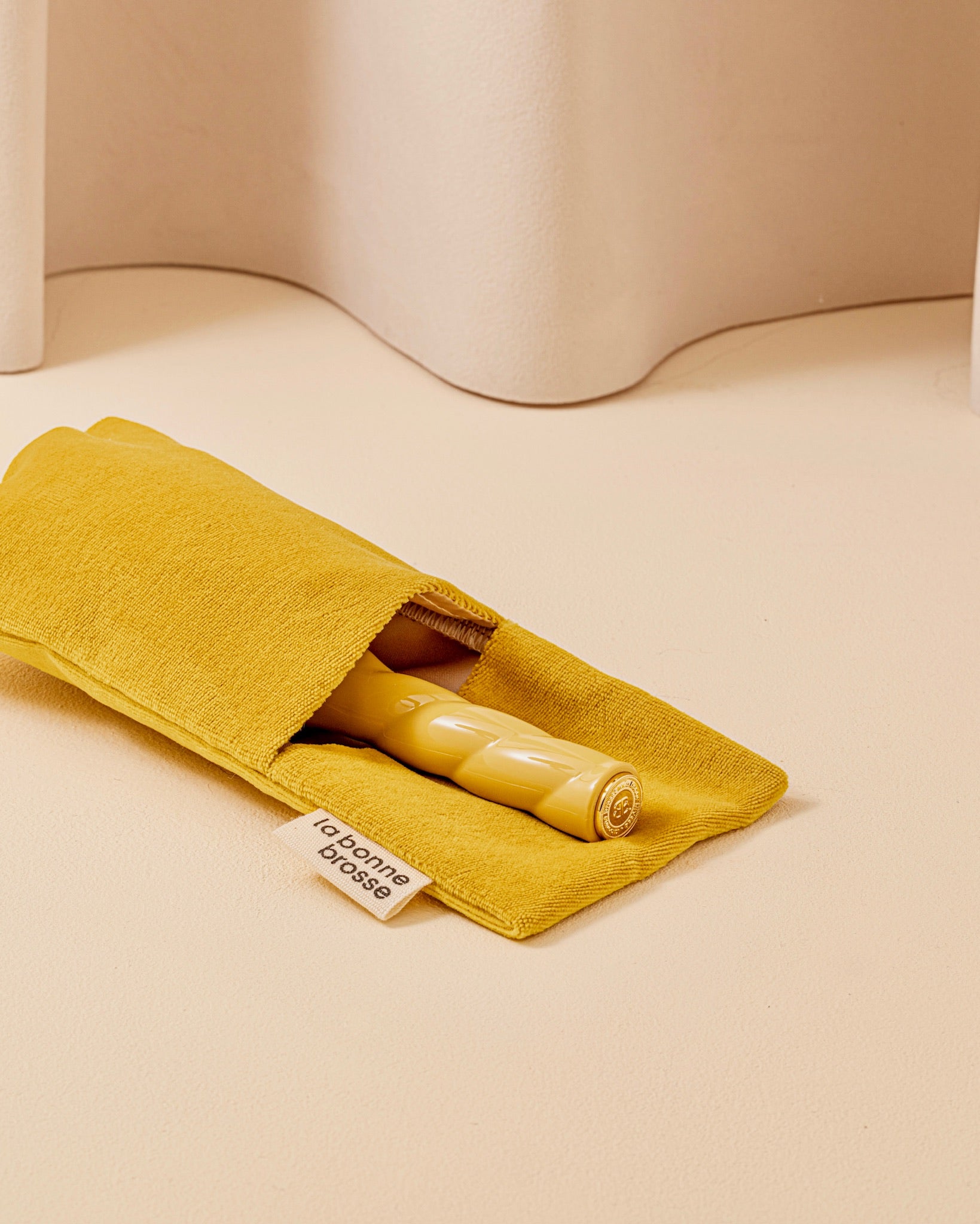 la-bonne-brosse-n-07-l-intense-petite-brosse-d-m-lante-stimulante-jaune-safran image 6