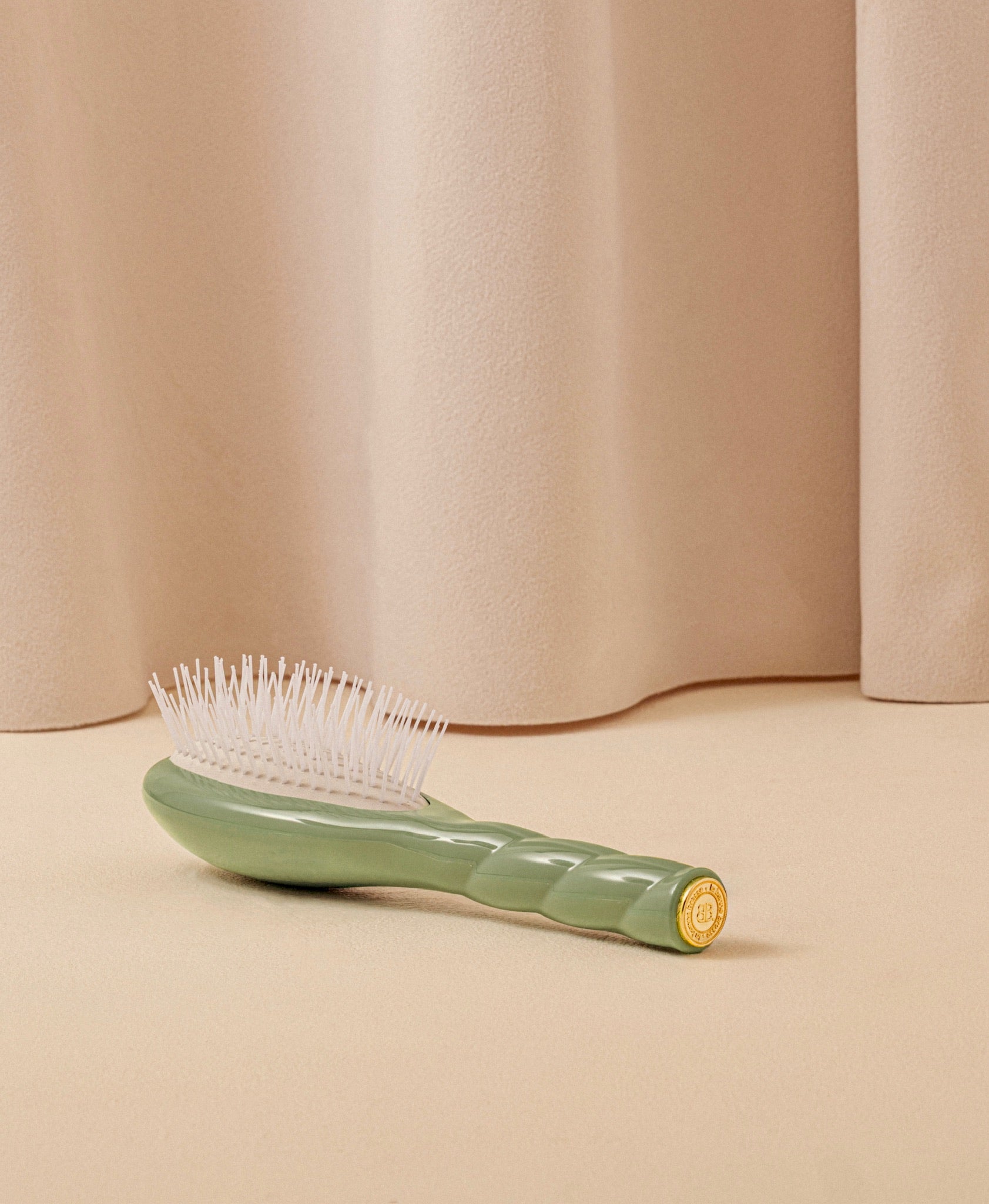 la-bonne-brosse-n-07-l-intense-petite-brosse-d-m-lante-stimulante-vert-amande image 5