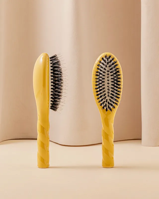 la-bonne-brosse-n-02-la-petite-brosse-d-m-lante-soin-l-indispensable-jaune-safra image 1
