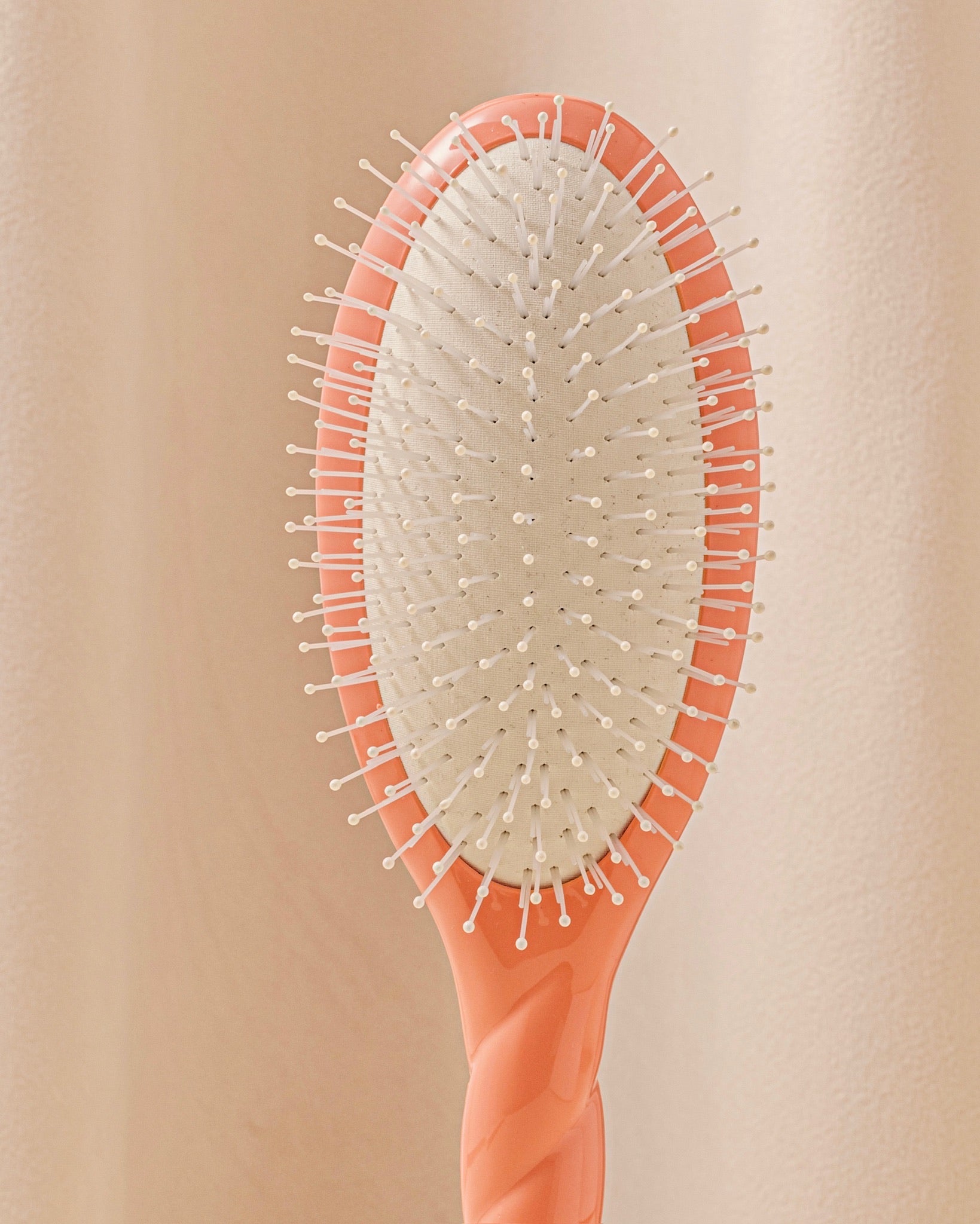 la-bonne-brosse-n-04-la-brosse-d-m-lante-massante-la-miracle-corail image 4
