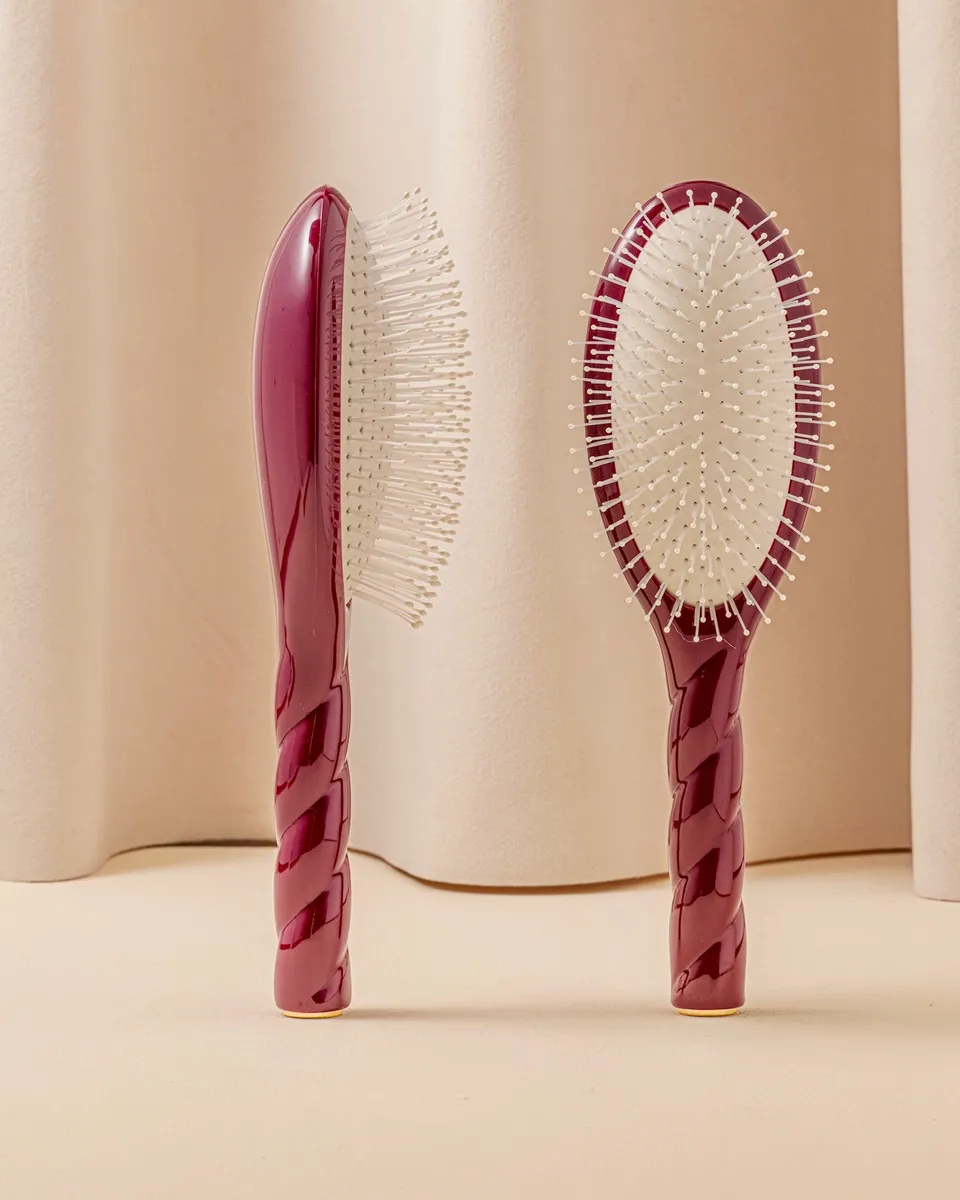 la-bonne-brosse-n-04-la-brosse-d-m-lante-massante-la-miracle-rouge-cerise image 1