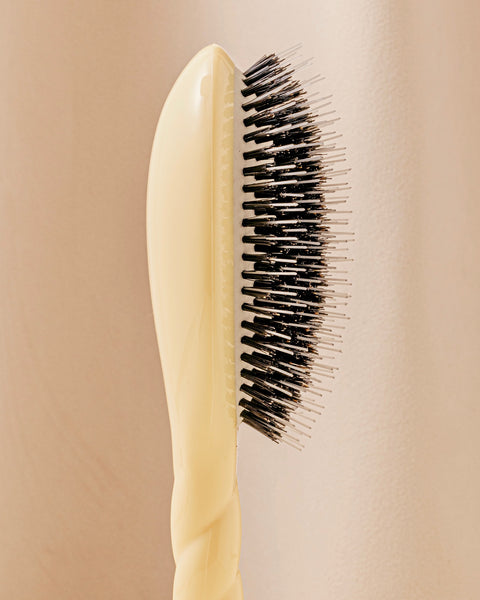 la-bonne-brosse-n-02-la-brosse-d-m-lante-soin-l-indispensable-grande-ivoire-cair image 3