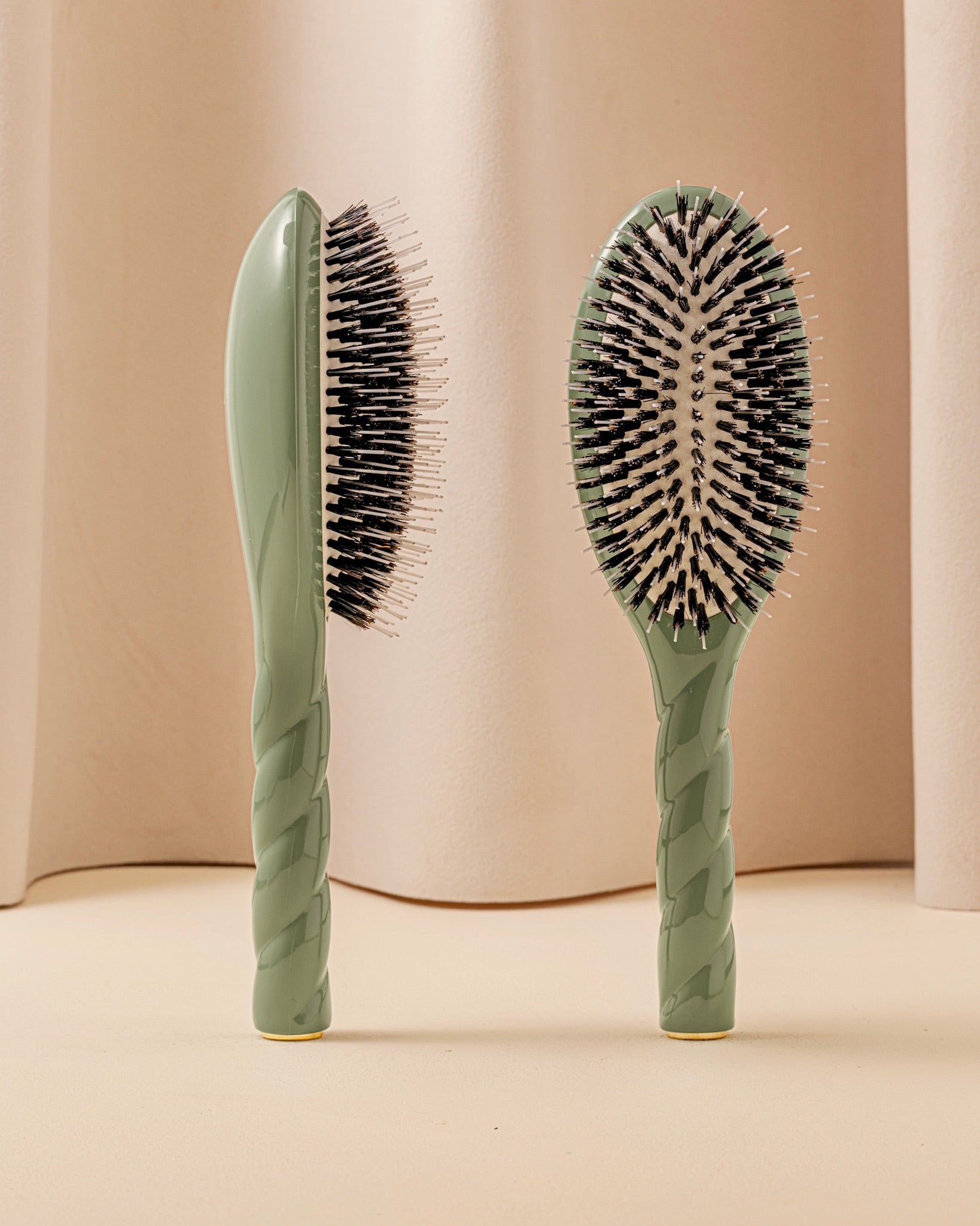 la-bonne-brosse-n-02-la-brosse-d-m-lante-soin-l-indispensable-vert-amande image 1