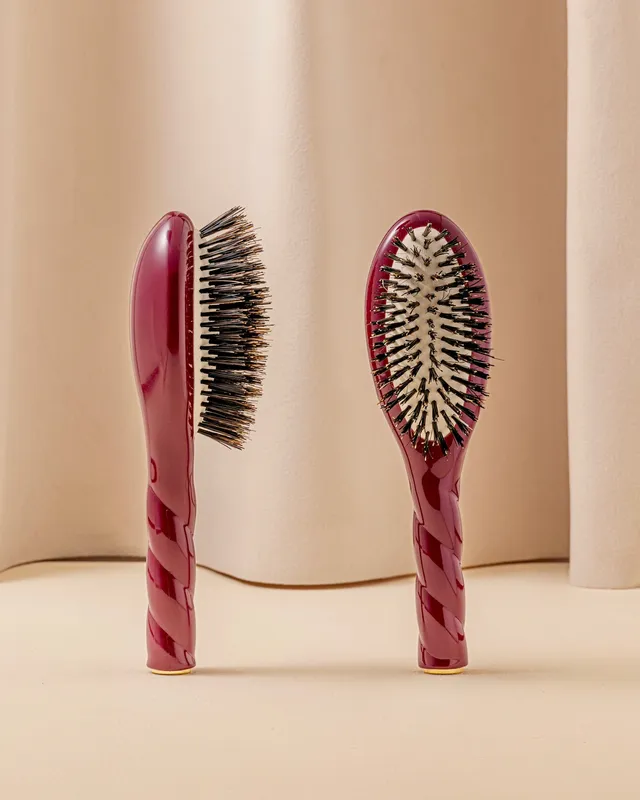 la-bonne-brosse-n-01-la-petite-brosse-brillance-soin-l-universelle-rouge-cerise image 1
