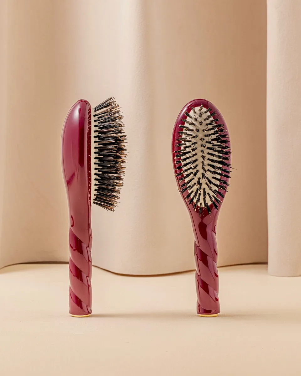 la-bonne-brosse-n-01-la-petite-brosse-brillance-soin-l-universelle-rouge-cerise image 1