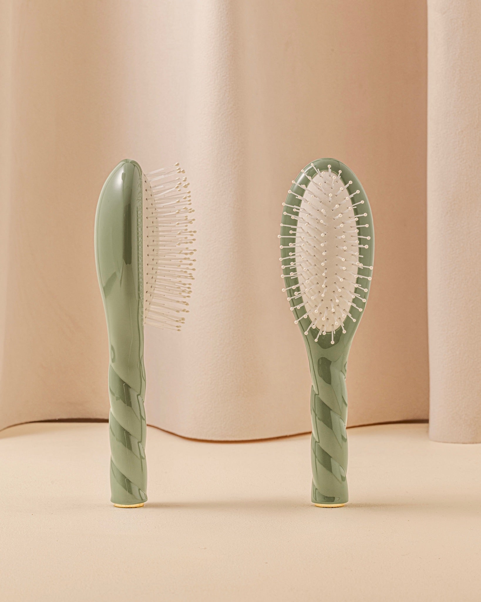 la-bonne-brosse-n-04-la-miracle-petite-brosse-d-m-lante-massante-vert-amande image 1
