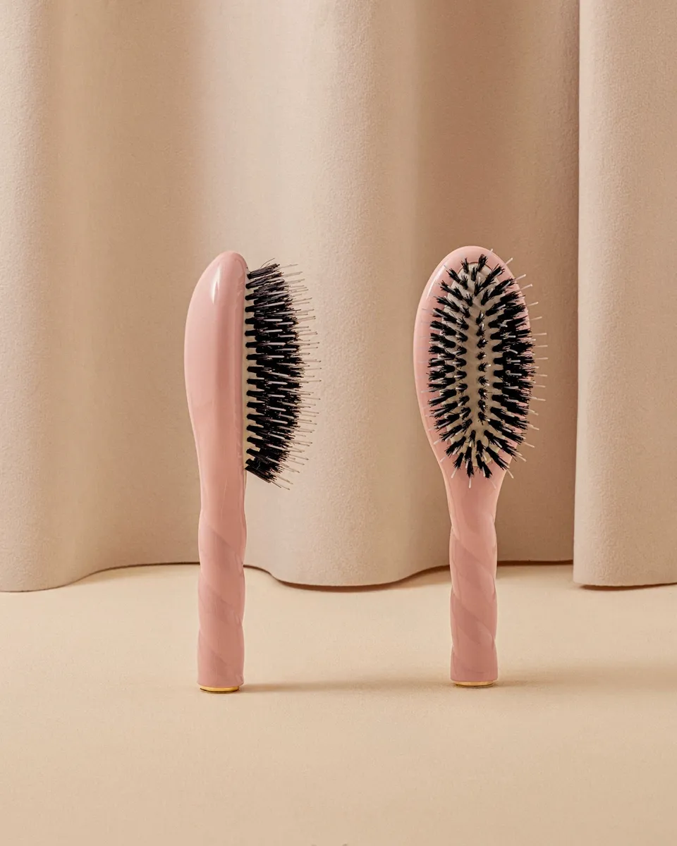 la-bonne-brosse-n-02-la-petite-brosse-d-m-lante-soin-l-indispensable-rose-poudr image 1