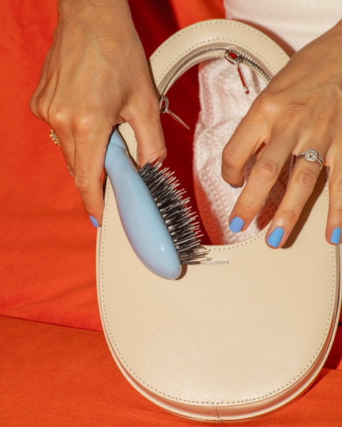 la-bonne-brosse-n-02-la-petite-brosse-d-m-lante-soin-l-indispensable-bleu-ciel image 2