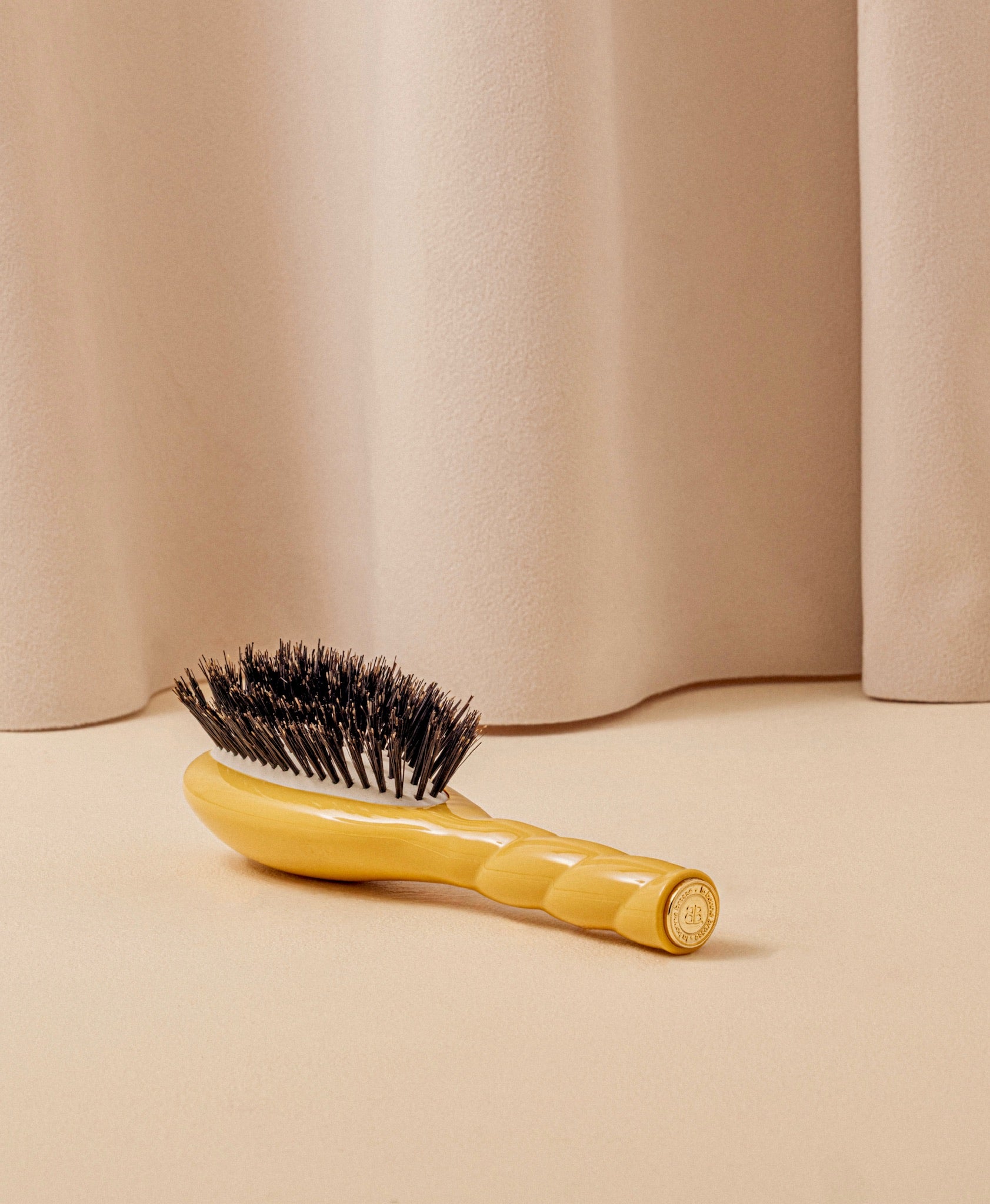 la-bonne-brosse-n-01-la-petite-brosse-brillance-soin-l-universelle-jaune-safran image 5