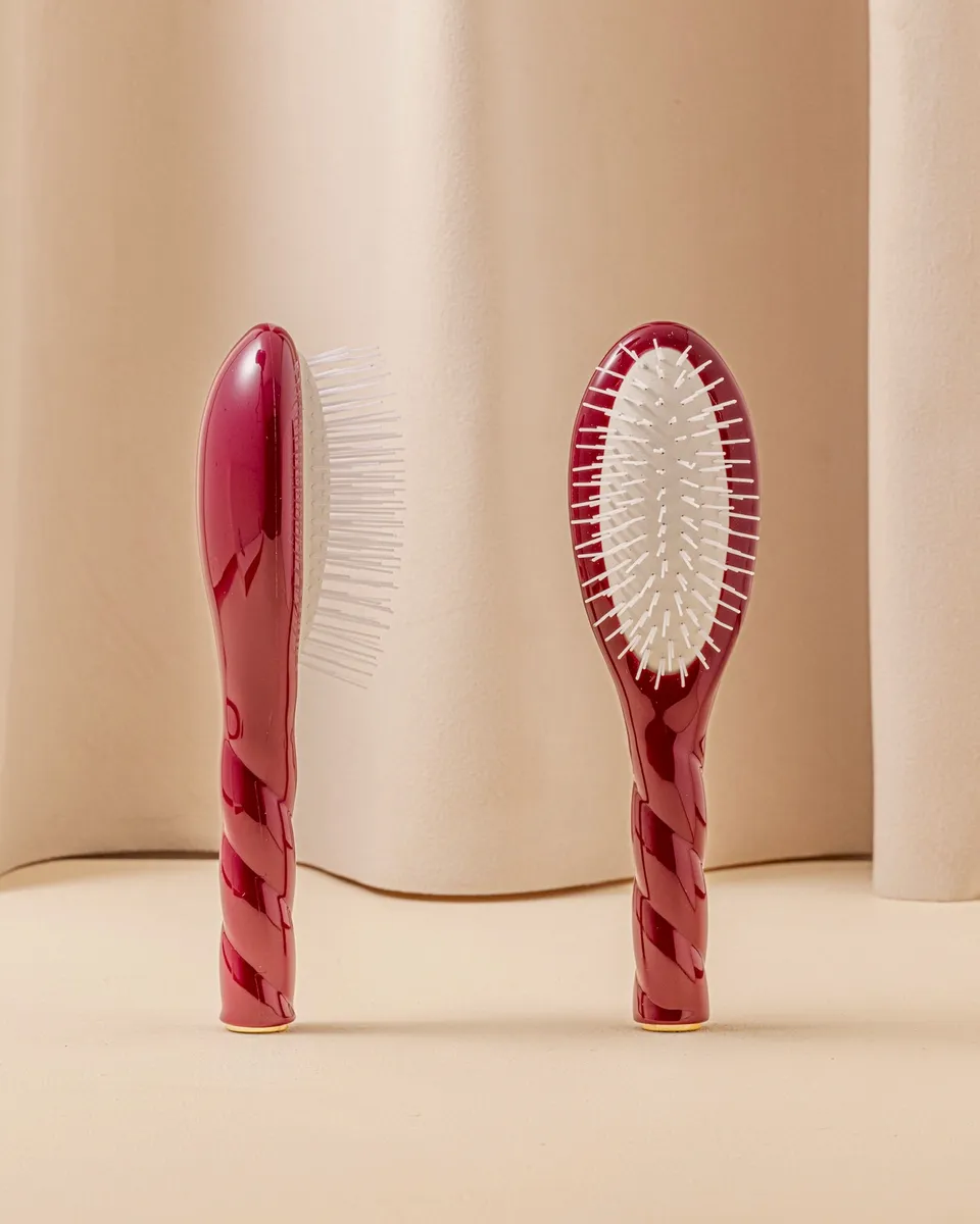 la-bonne-brosse-n-07-l-intense-petite-brosse-d-m-lante-stimulante-rouge-cerise image 1