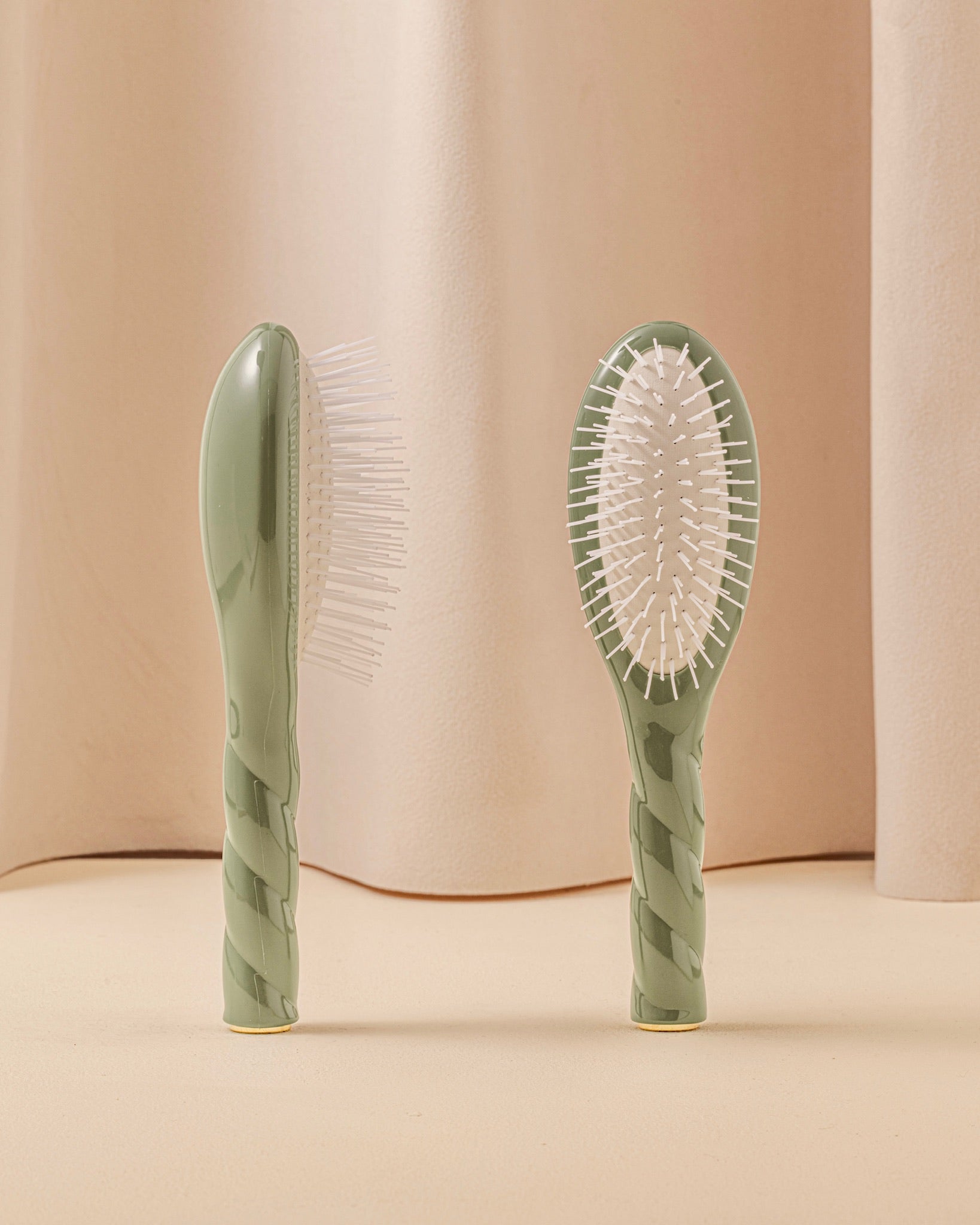 la-bonne-brosse-n-07-l-intense-petite-brosse-d-m-lante-stimulante-vert-amande image 1