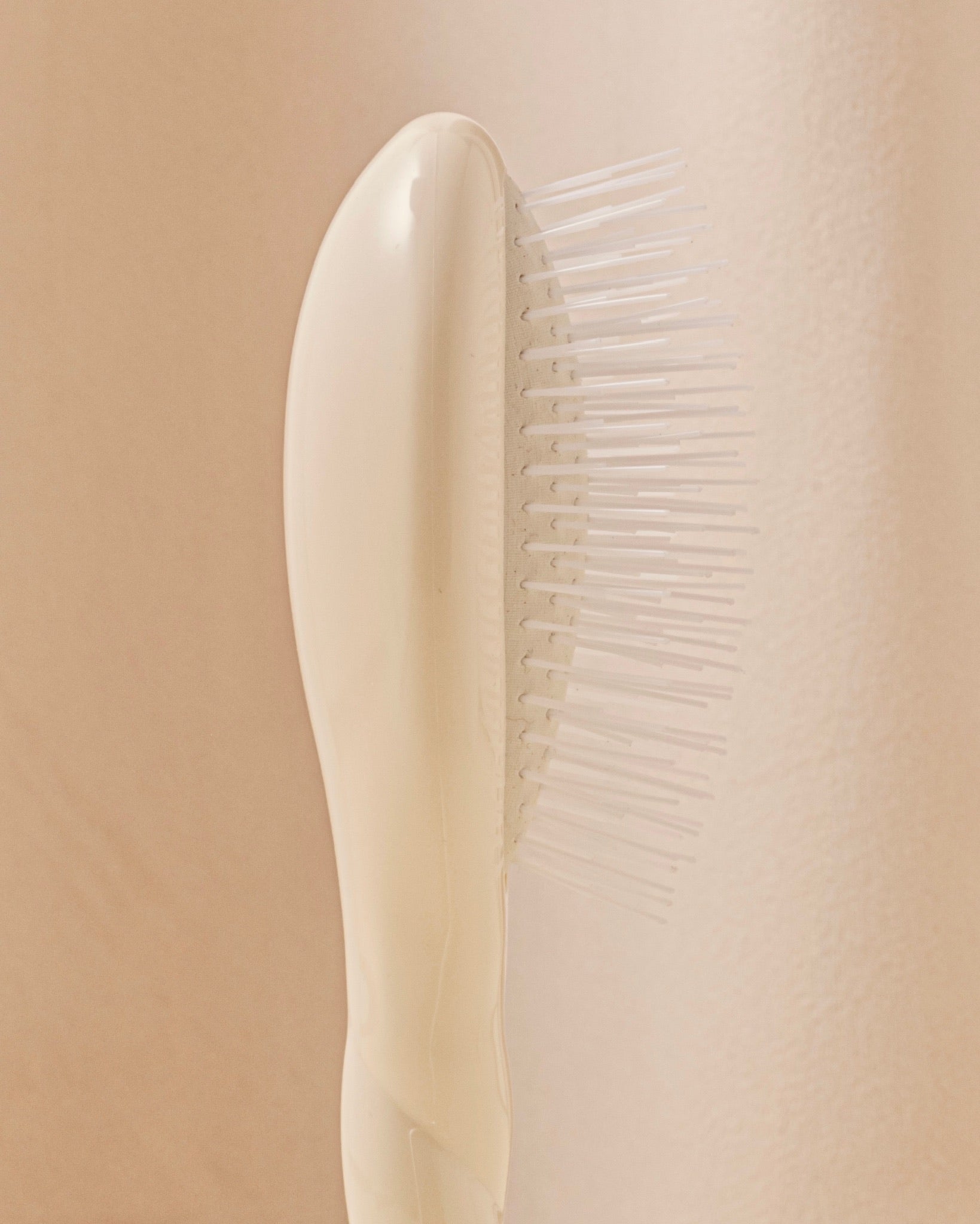 la-bonne-brosse-n-07-l-intense-petite-brosse-d-m-lante-stimulante-blanc-cr-me-17 image 3