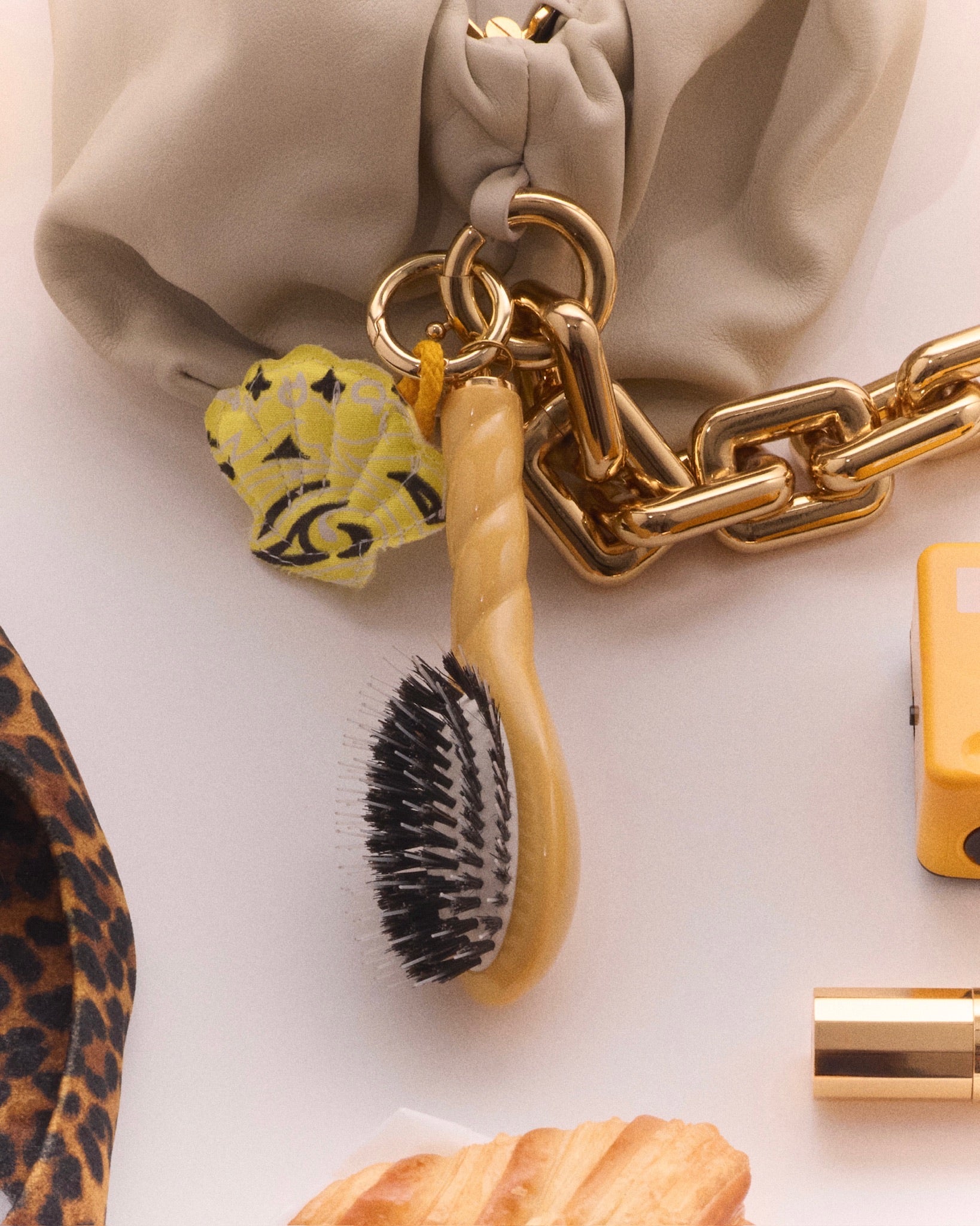 la-bonne-brosse-n-02-la-micro-brosse-d-m-lante-soin-l-indispensable-jaune-safran image 2