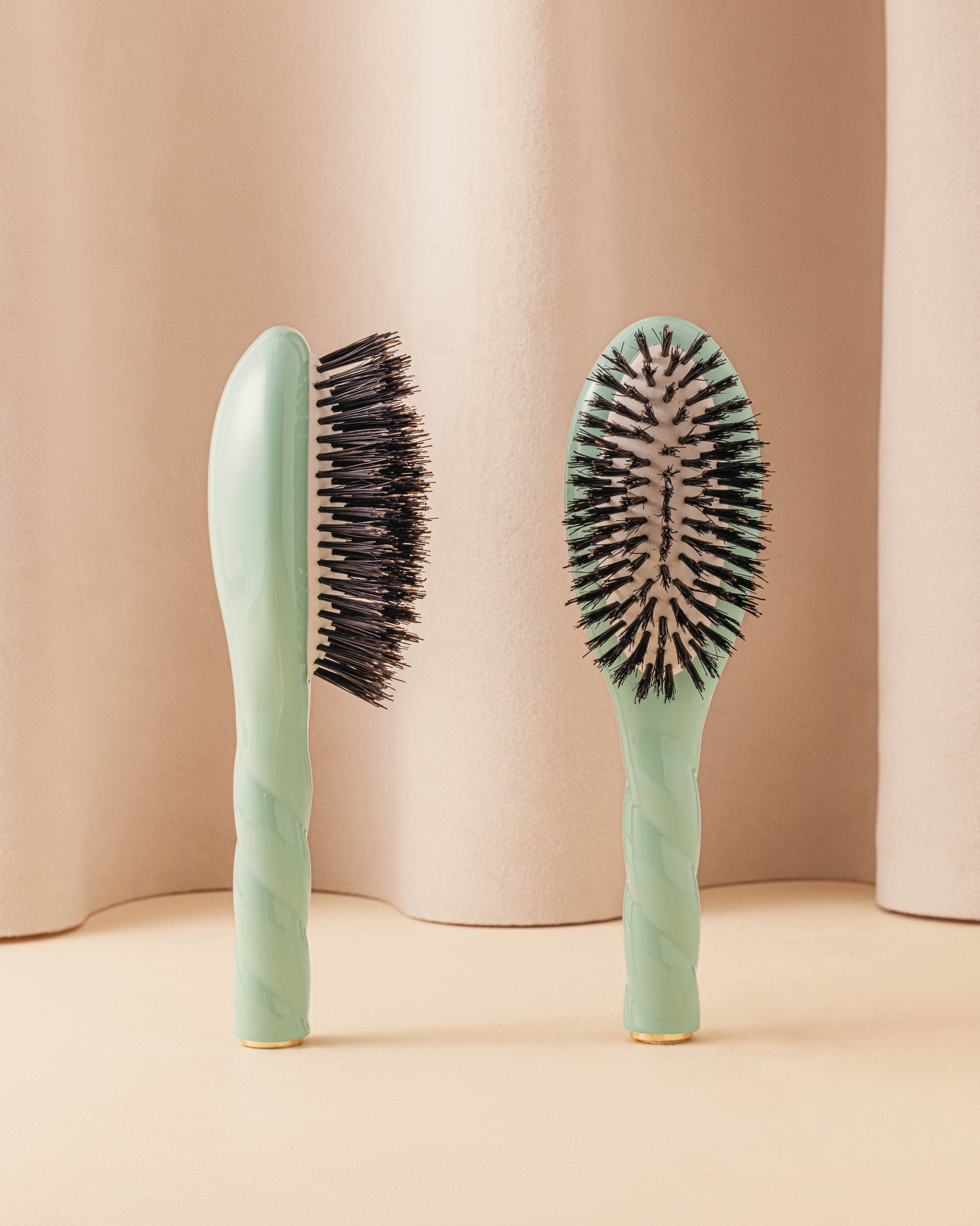 la-bonne-brosse-n-01-la-petite-brosse-brillance-soin-l-universelle-bleu-lagon-di image 1