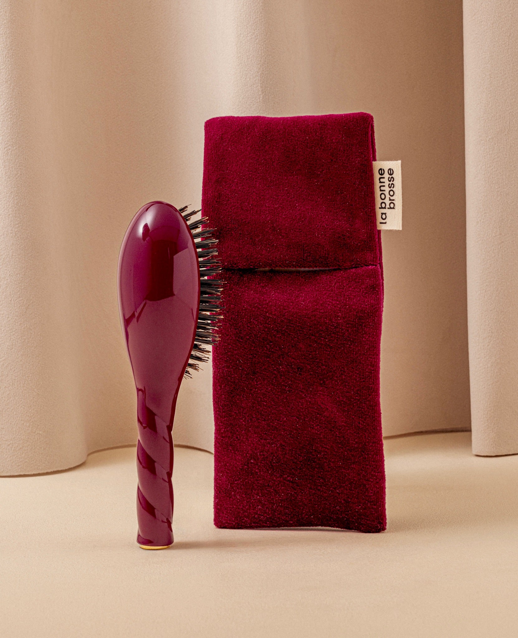 la-bonne-brosse-la-pochette-petite-brosse-rouge-cerise image 2