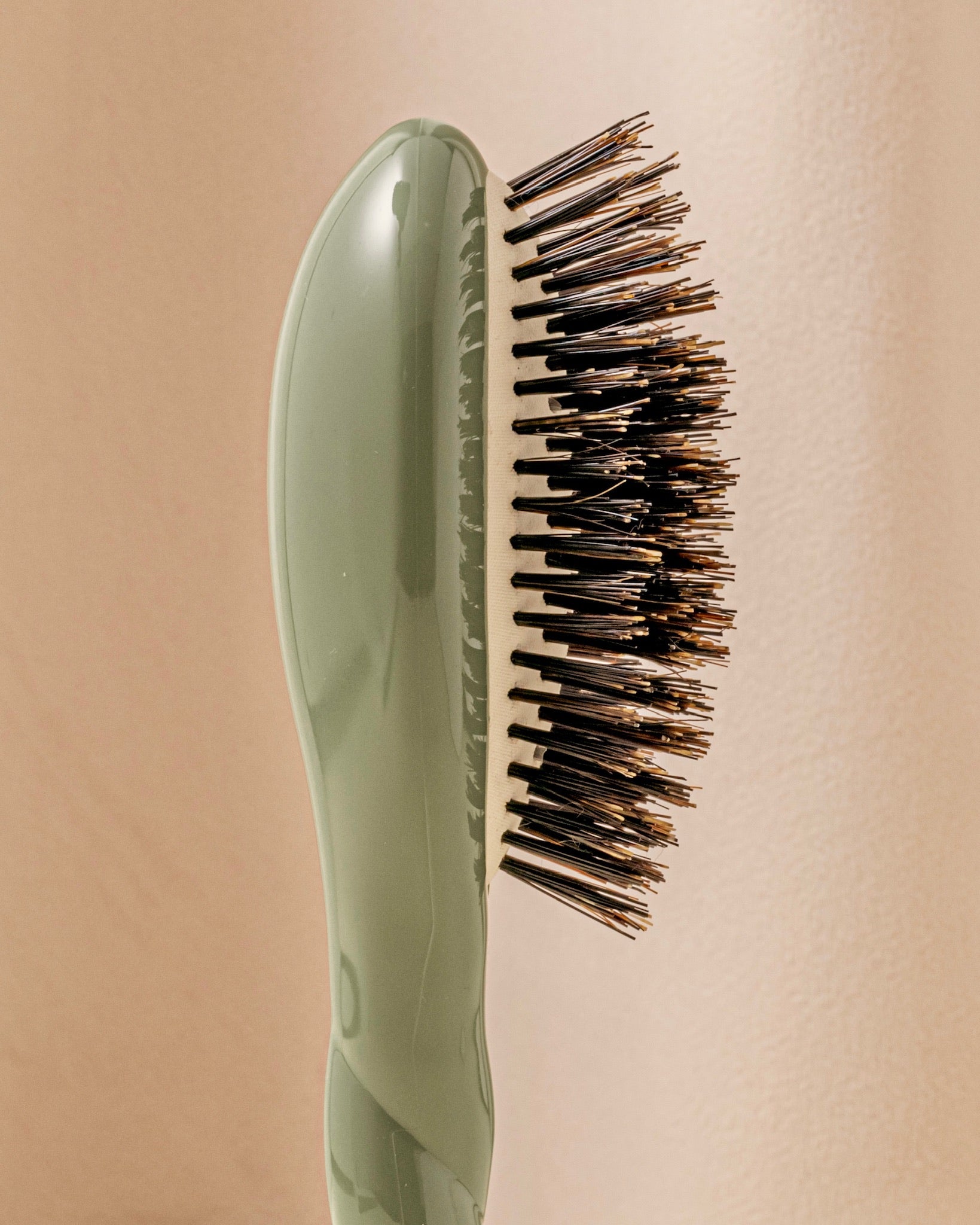 la-bonne-brosse-n-01-la-petite-brosse-brillance-soin-l-universelle-vert-amande image 3