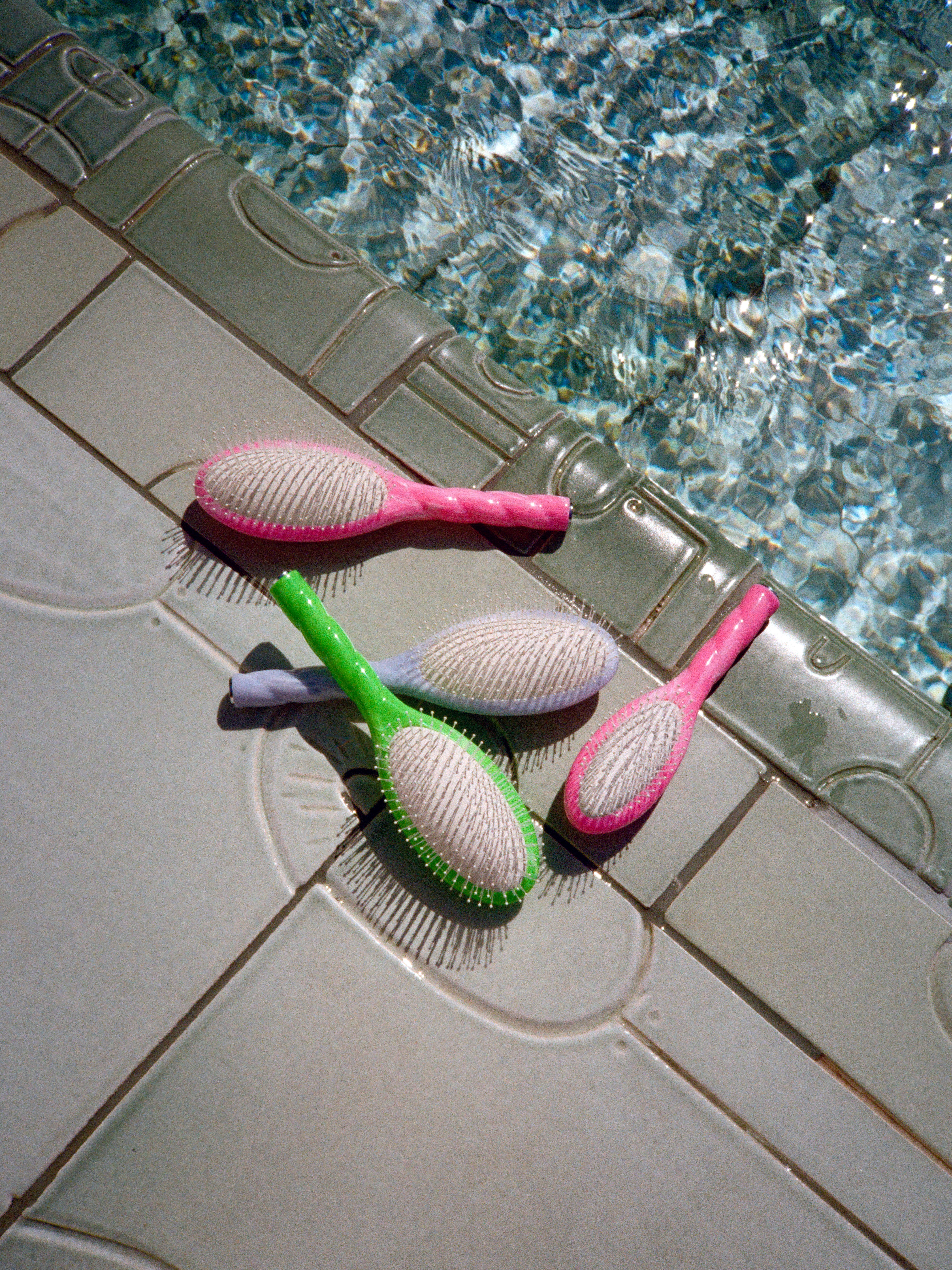 la-bonne-brosse-n-04-la-miracle-petite-brosse-d-m-lante-massante-roseanna-tie-dy image 2