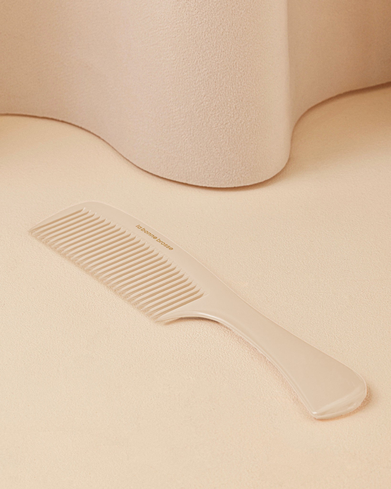 la-bonne-brosse-le-peigne-manche-d-m-lant-en-ac-tate-blanc-cr-me-grand-peigne-la image 1