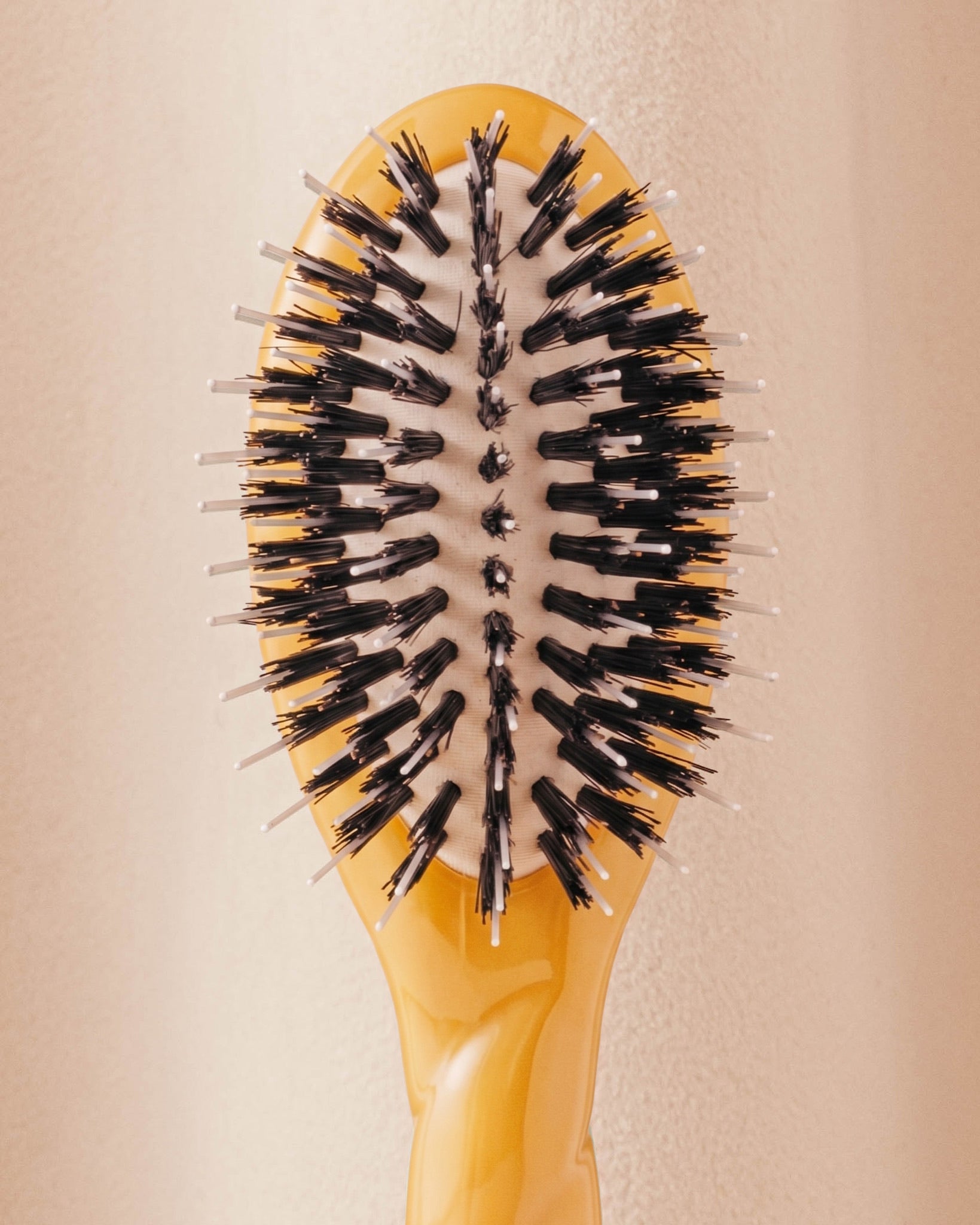 la-bonne-brosse-n-02-la-micro-brosse-d-m-lante-soin-l-indispensable-jaune-safran image 4