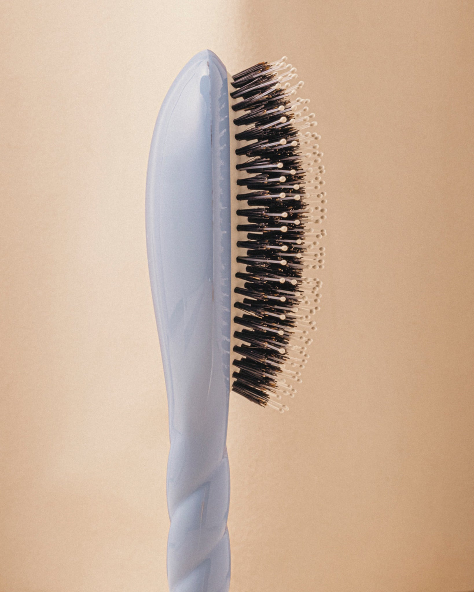 la-bonne-brosse-n-03-l-indispensable-douceur-brosse-cuir-chevelu-sensible-bleu-c image 3