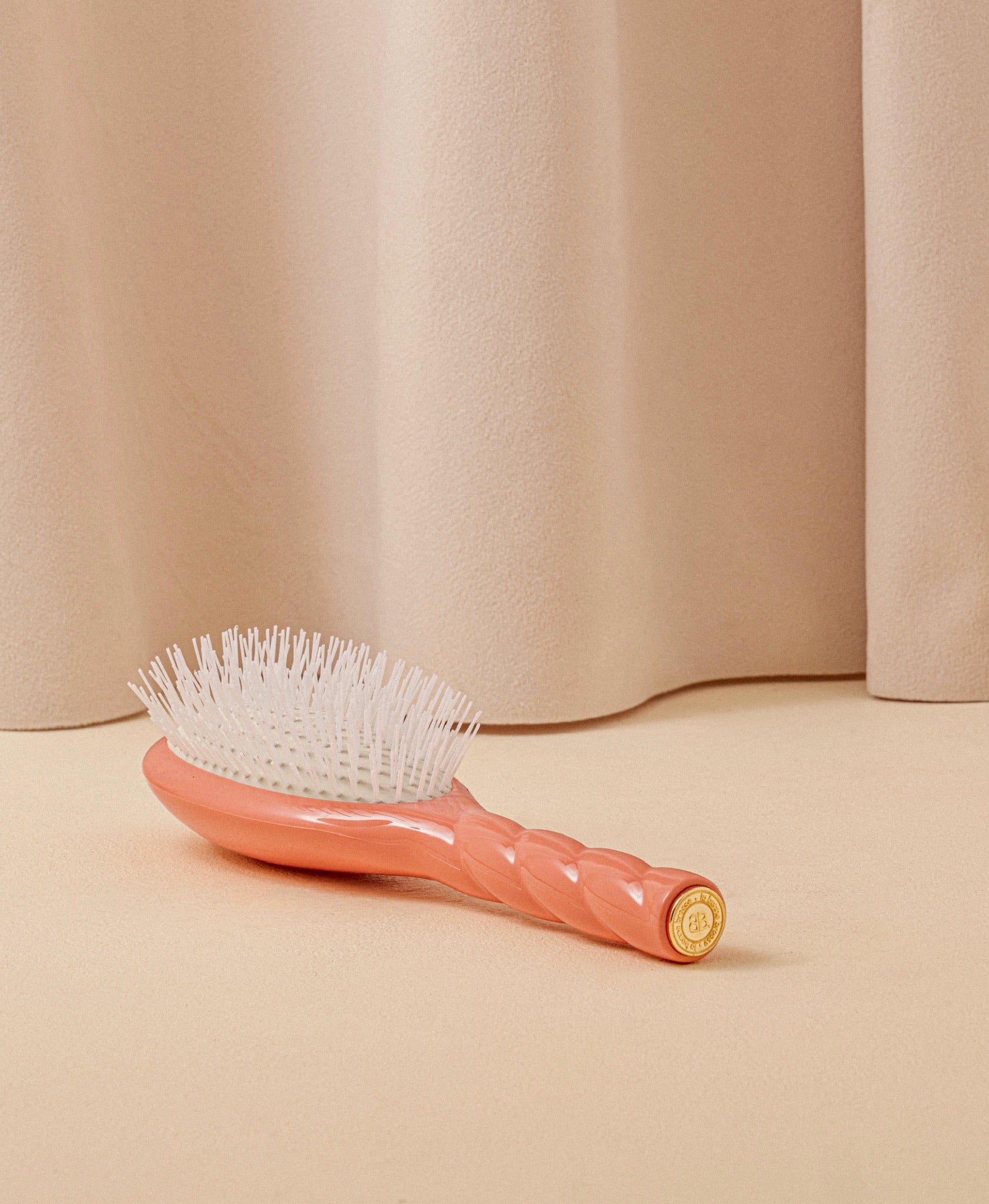 la-bonne-brosse-n-07-l-intense-brosse-d-m-lante-stimulante-grande-taille-corail image 5