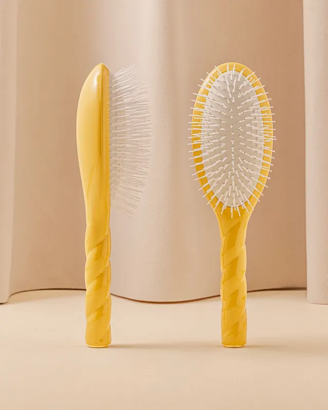 la-bonne-brosse-n-07-l-intense-brosse-d-m-lante-stimulante-grande-jaune-safran image 1