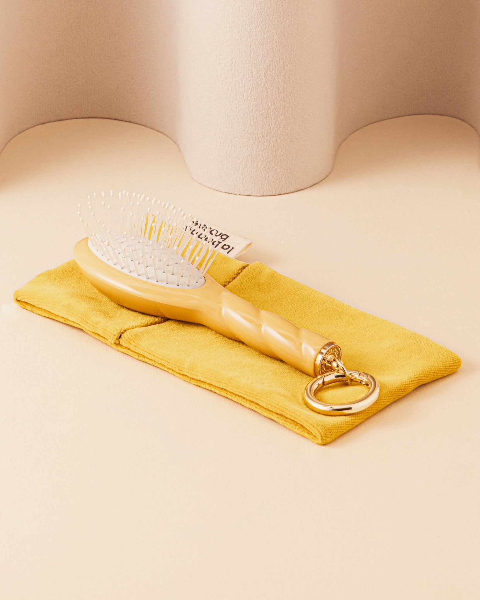la-bonne-brosse-n-04-la-miracle-micro-brosse-d-m-lante-massante-jaune-safran image 5